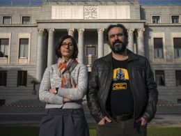 Sara Degli Esposti y David Arroyo, investigadores especializados en 'fake news', posan frente a la sede del CSIC en Madrid.Andrea Comas