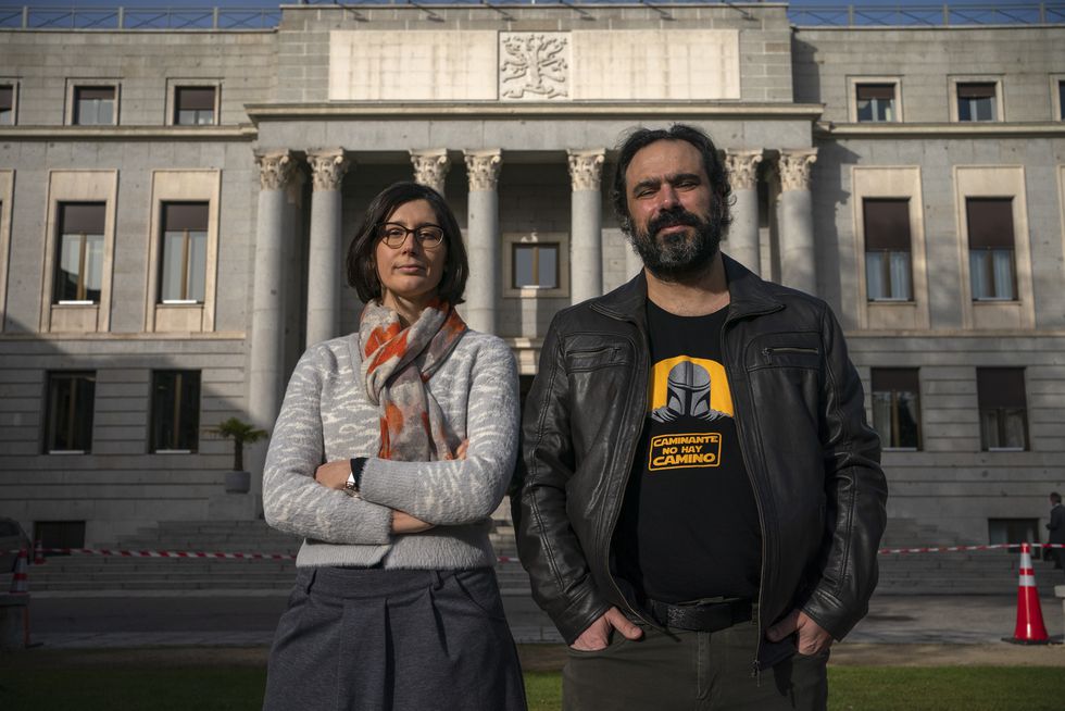 Sara Degli Esposti y David Arroyo, investigadores especializados en 'fake news', posan frente a la sede del CSIC en Madrid.Andrea Comas