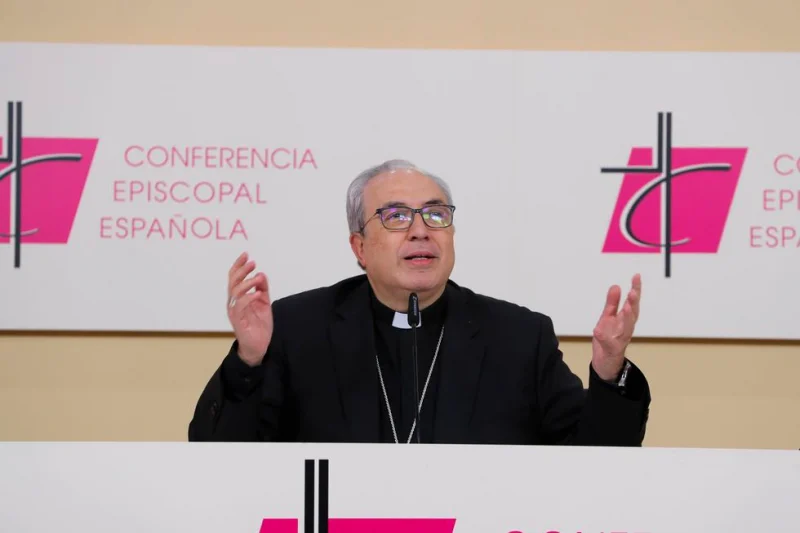El nuevo secretario general de la Conferencia Episcopal Española, César García Magán, durante la rueda de prensa tras su elección este miércoles. Foto: Luis Millán