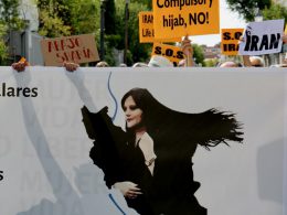 Varias personas con carteles participan en una concentración frente a la embajada de Irán en protesta por la muerte de Masha Amini, a 28 de septiembre de 2022, en Madrid (España). -Cézaro De Luca /
