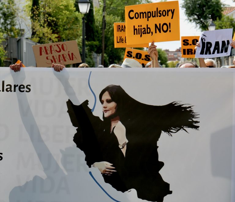Varias personas con carteles participan en una concentración frente a la embajada de Irán en protesta por la muerte de Masha Amini, a 28 de septiembre de 2022, en Madrid (España). -Cézaro De Luca /