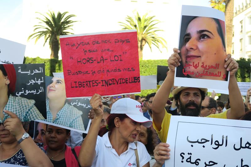 Concentración en Marruecos, en 2019, para pedir la liberación de la periodista Hajar Roissouni, detenida por haber abortado. Su caso supuso un revulsivo para el movimiento por los derechos de las mujeres en su país. Foto: Marc Ferrà
