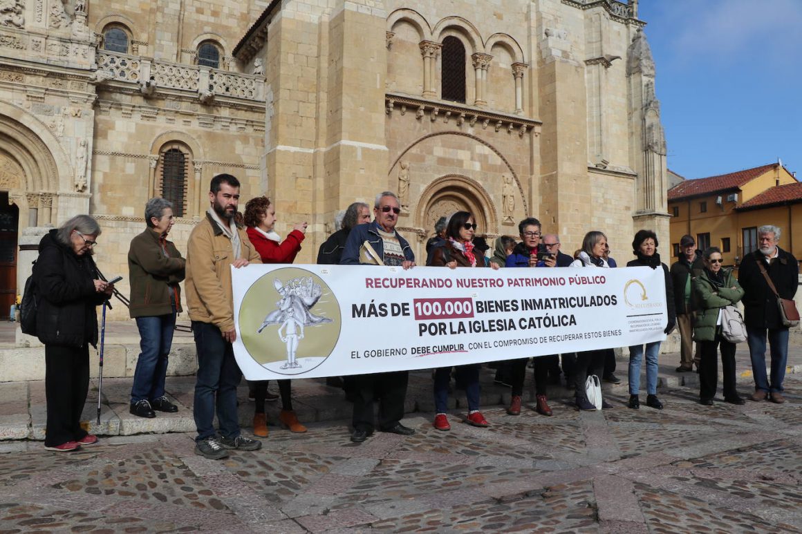 Una treintena de personas solicitan que la Iglesia devuelva las inmatriculaciones ilegales // E. S. Domínguez