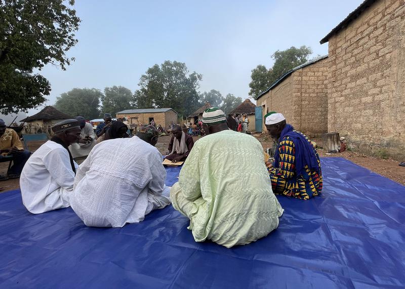 Un grupo de habitantes de la región maliense de Sikasso conversan. / Alfonso Masoliver