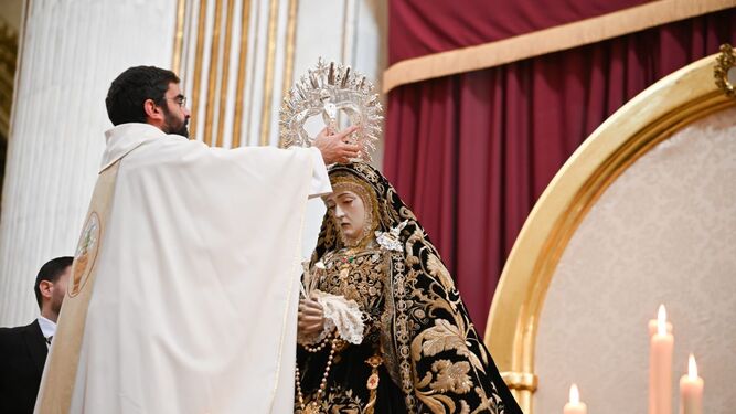 El alcalde (PSOE) de Granada asiste a la misa del arzobispo en la catedral donde se corona canónicamente a la Virgen de la Soledad