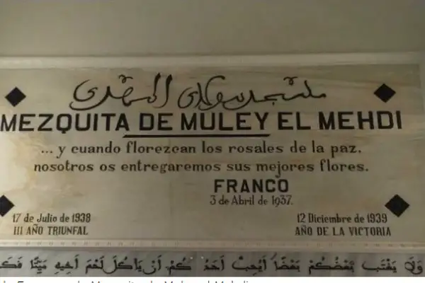 Placa en honor a Franco en la mezquita ceutí FOTO: jmz