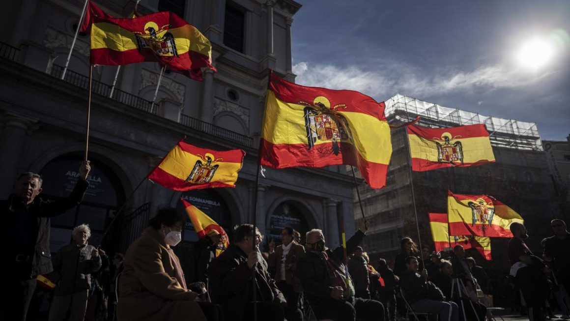 Alrededor de 200 personas se concentraron en la Plaza de Oriente, Madrid, para recordar al dictador Francisco Franco en la fecha de su muerte. // Olmo Calvo