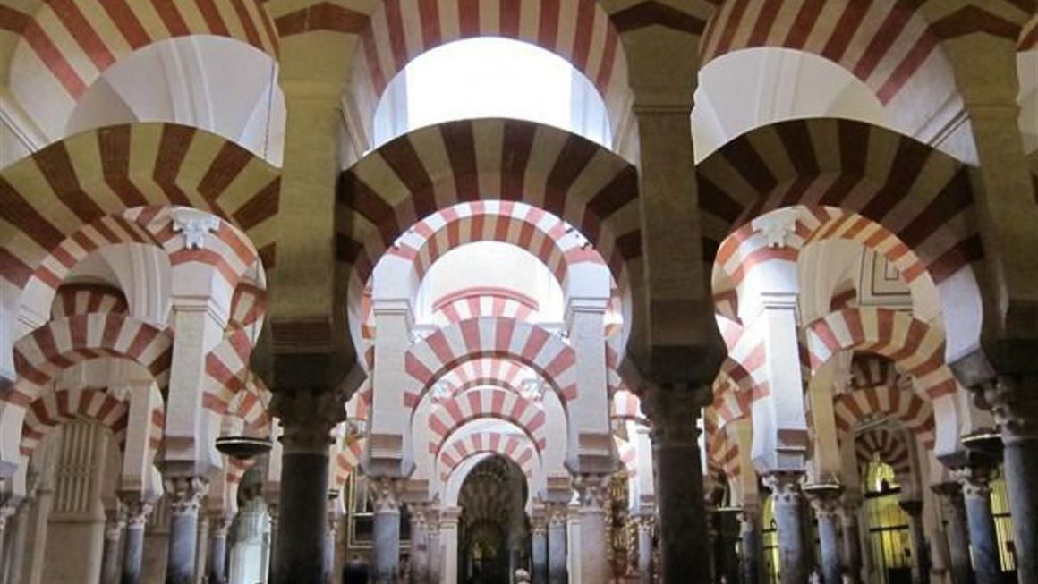 Interior de la Mezquita-Catedral de Córdoba.
