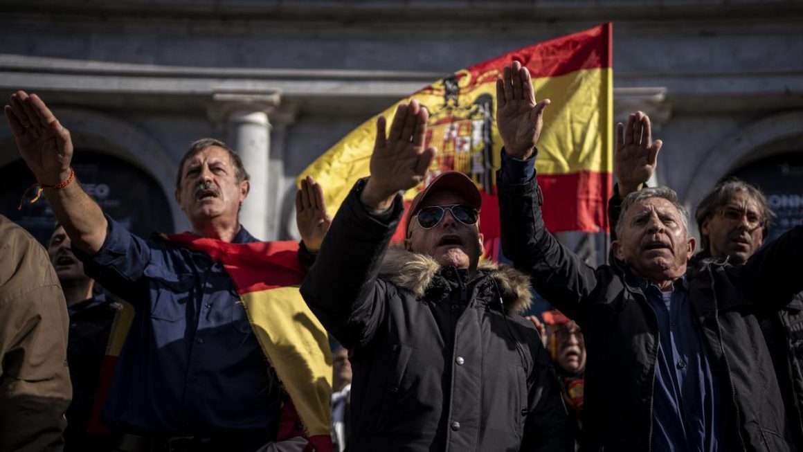Asistentes al homenaje a Franco en la Plaza de Oriente de Madrid / Olmo Calvo