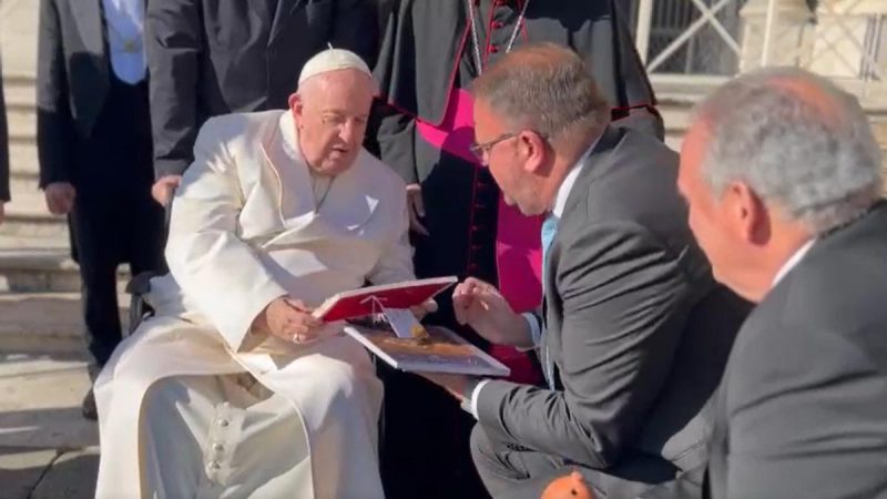 Encuentro entre el alcalde de Mérida y el Papa Francisco en el Vaticano