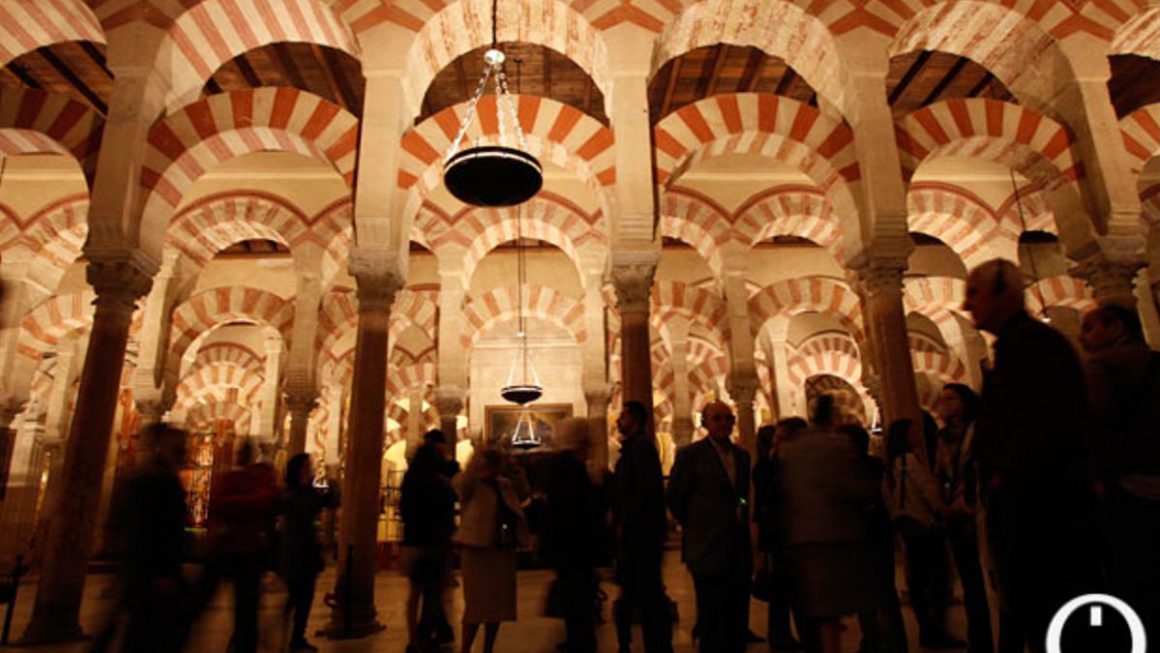 Interior de la Mezquita / MADERO CUBERO
