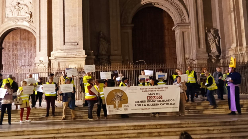 Activistas de Granada Laica protestando ante la Catedral, uno de los bienes inmatriculados por la Iglesia.