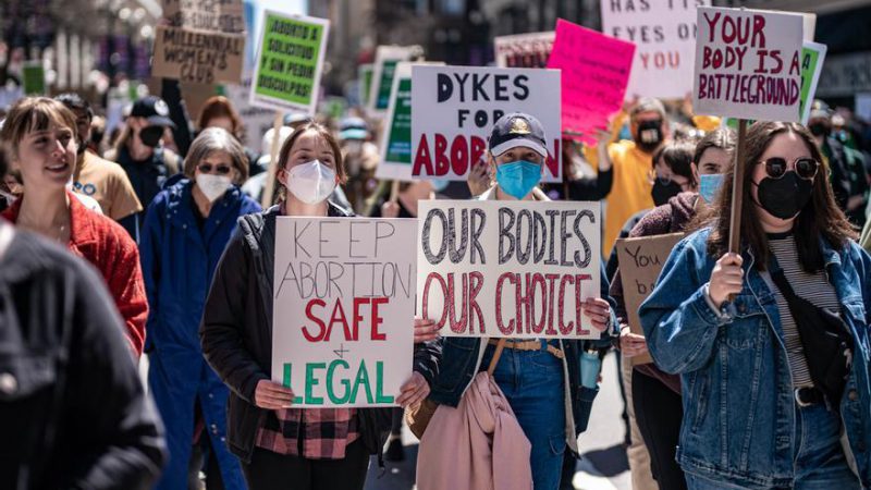 Protesta en Chicago por la decisión del Tribunal Supremo de revocar la sentencia que garantiza el derecho al aborto, en Chicago, EEUU, el 7 de mayo de 2022. Chris Riha/ZUMA Press Wire/dpa
