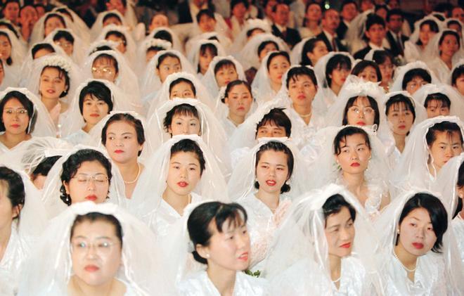 Imagen de archivo de un numeroso grupo de novias que se unen en matrimonio, en una celebración de más de 10.000 personas de la ’Secta Moon’. / Jeff Christensen/