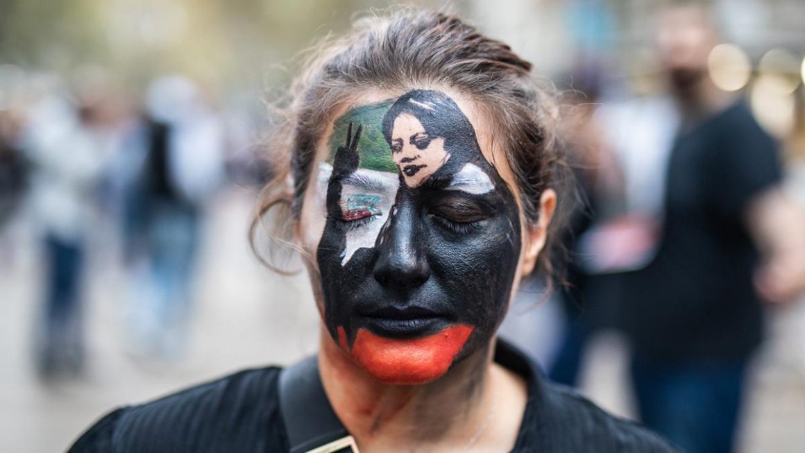 Una participante en la manifestación de este sábado en Barcelona en solidaridad con las mujeres de Irán. / Zowy Voeten