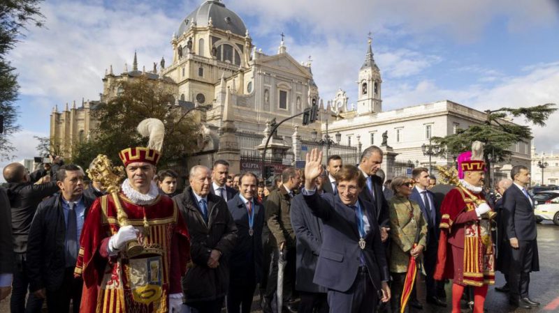 El alcalde de Madrid realiza el voto de la ciudad durante la misa del cardenal a la Virgen de la Almudena en la catedral y asistencia de la presidenta de la Comunidad