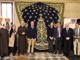 El Ayuntamiento de Sevilla acoge la muestra del nuevo manto y ajuar de la Virgen de la Salud del Santo Ángel