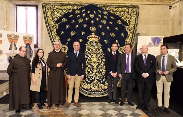 El Ayuntamiento de Sevilla acoge la muestra del nuevo manto y ajuar de la Virgen de la Salud del Santo Ángel