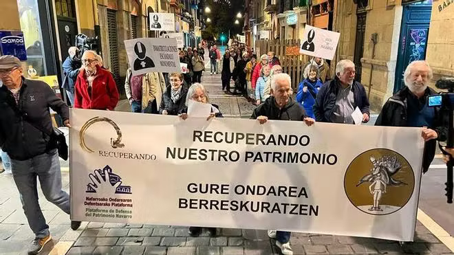 El "paseo episcopal", esta tarde en la calle Mayor del Casco Viejo de Pamplona. // Iñaki Porto