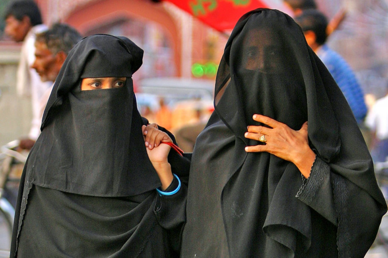 Dos mujeres musulmanas paseando por la calle. Alfredo Miguel Romero