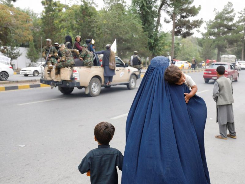 Talibanes en las calles de Afganistán / ALI KHARA