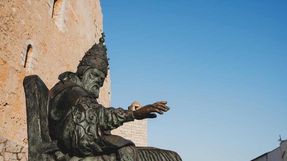 Estatua del Papa Luna en el castillo de Peñíscola.Getty Images