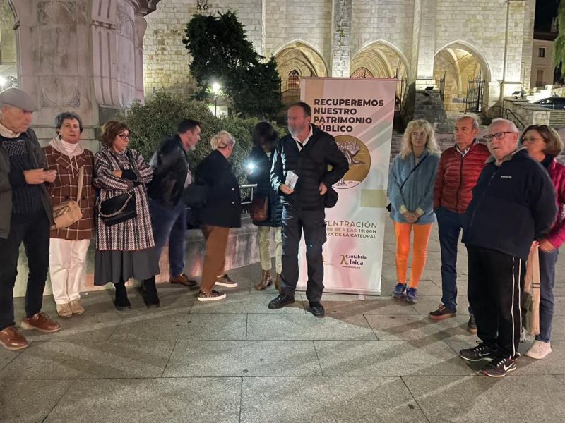 Concentración de Recuperando contra las inmatriculaciones frente a la Catedral de Santander