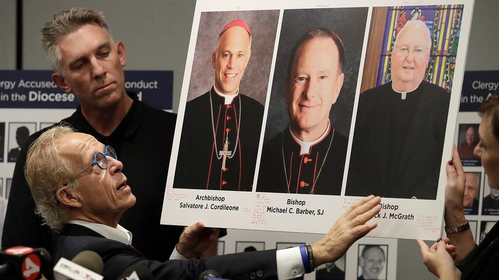 En esta imagen de octubre de 2018, un abogado señaló a los principales Obispos del Área de la Bahía por presuntamente encubrir casos de pederastia en la Iglesia Católica. Crédito: AP