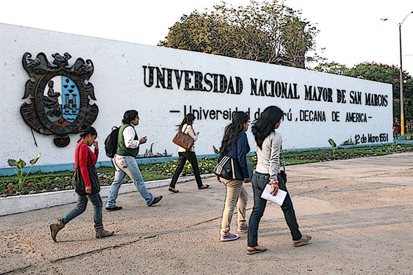 Estudiantes ante la Universidad Nacional Mayor de San Marcos, Perú