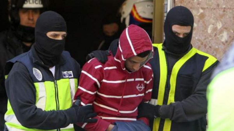 Agentes de Policía trasladan a un acusado de terrorismo.Javier Cebollada / EFE