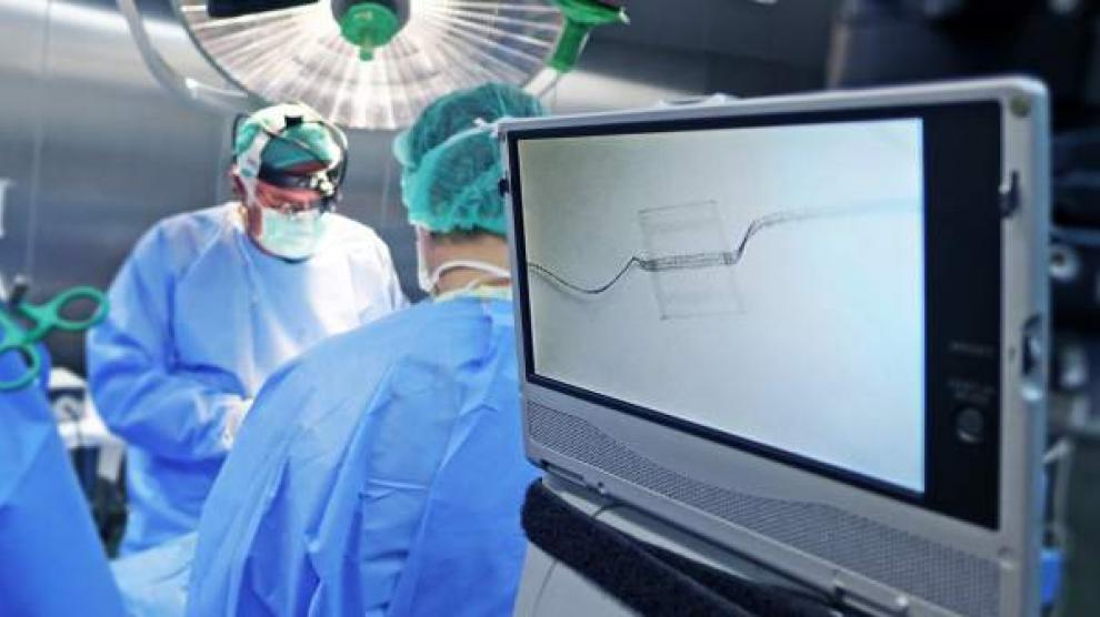Dos cirujanos durante una operación. Foto: HOSPITAL VALL D'HEBRON / ARCHIVO