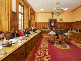El pleno del ayuntamiento de Palencia presidido por un crucifijo