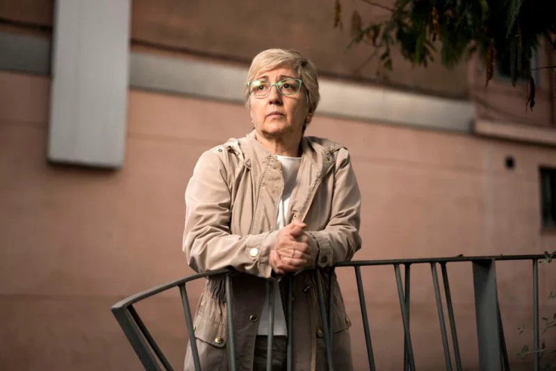 Mercedes Chiva, que denuncia abusos de un jesuita, frente al edificio de Rubí, Barcelona, donde se encontraba la iglesia de Sant Feliu, en la que el acusado era párroco. Foto: Gianluca Battista