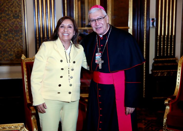 Presidente Dina Boluarte y el monseñor Carlos Castillo. (FOTO: PCM)