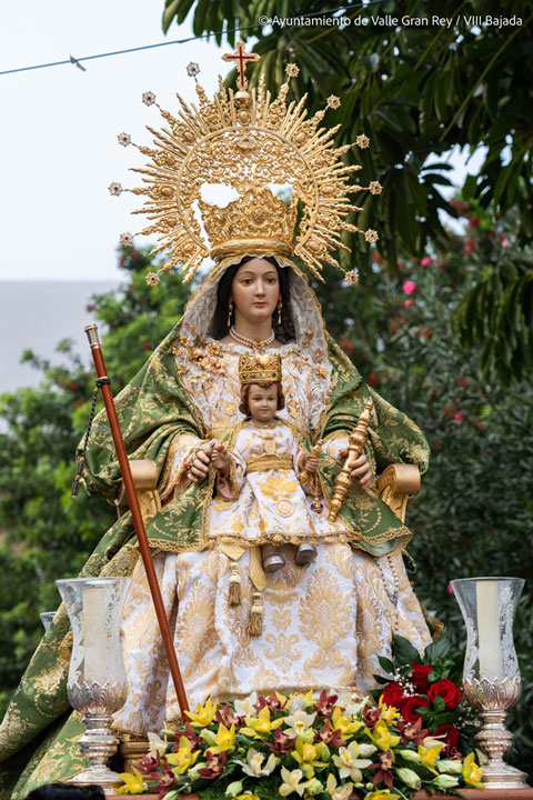 El alcalde de Valle Gran Rey en La Gomera (Canarias) asiste a los actos religiosos en honor a la Virgen de los Reyes. En la foto, la virgen con el bastón de mando municipal