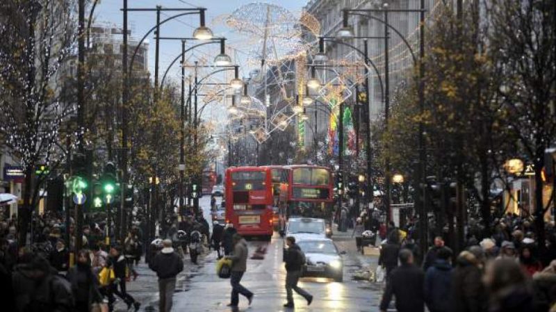 Personas hacen sus compras navideñas en la calle Oxford de Londres, Inglaterra.Andy Rain / EFE