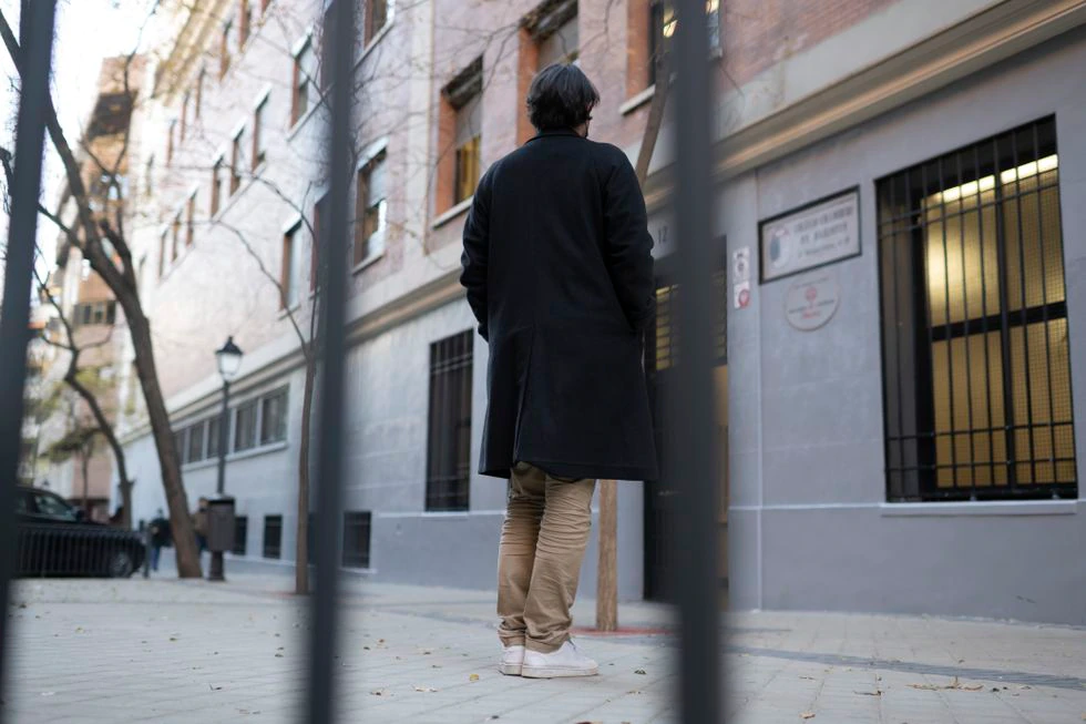 Una víctima de pederastia frente a su colegio, Maristas de Chamberí, Madrid. Foto: INMA FLORES (EL PAIS)