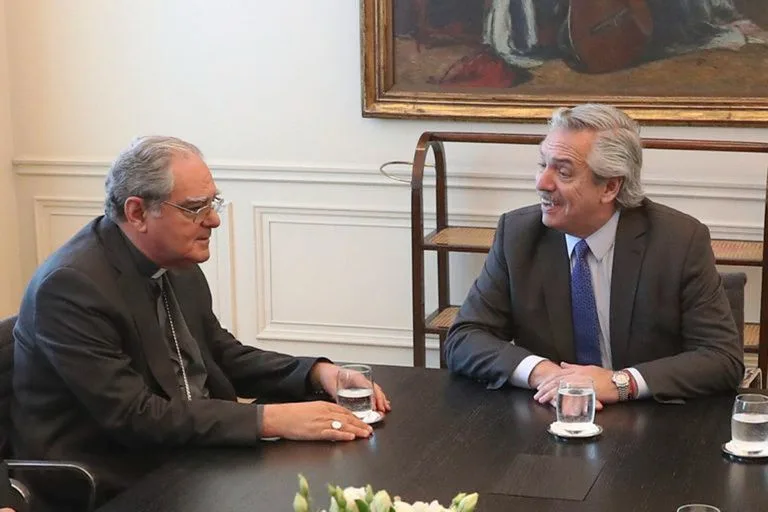 El obispo Oscar Ojea, en una visita al presidente Alberto Fernández - Créditos: @Presidencia