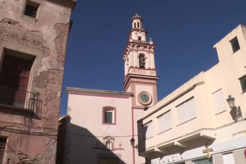 Fotograma de un vídeo en el que se muestra la fachada de la iglesia de Albalat dels Tarongers. — EFE