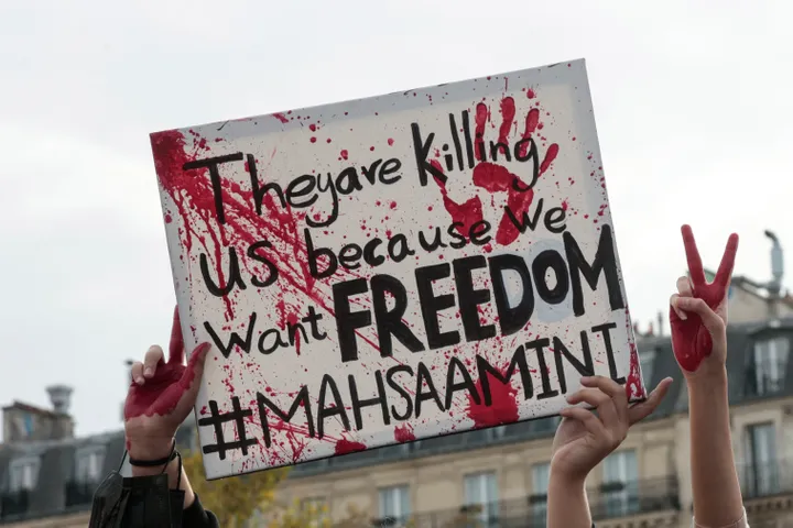 "Nos están matando porque queremos libertad", reza esta pancarta en favor de las protestas en Irán, durante una concentración en París, el pasado octubre. Foto: GEOFFROY VAN DER HASSELT via Getty Images