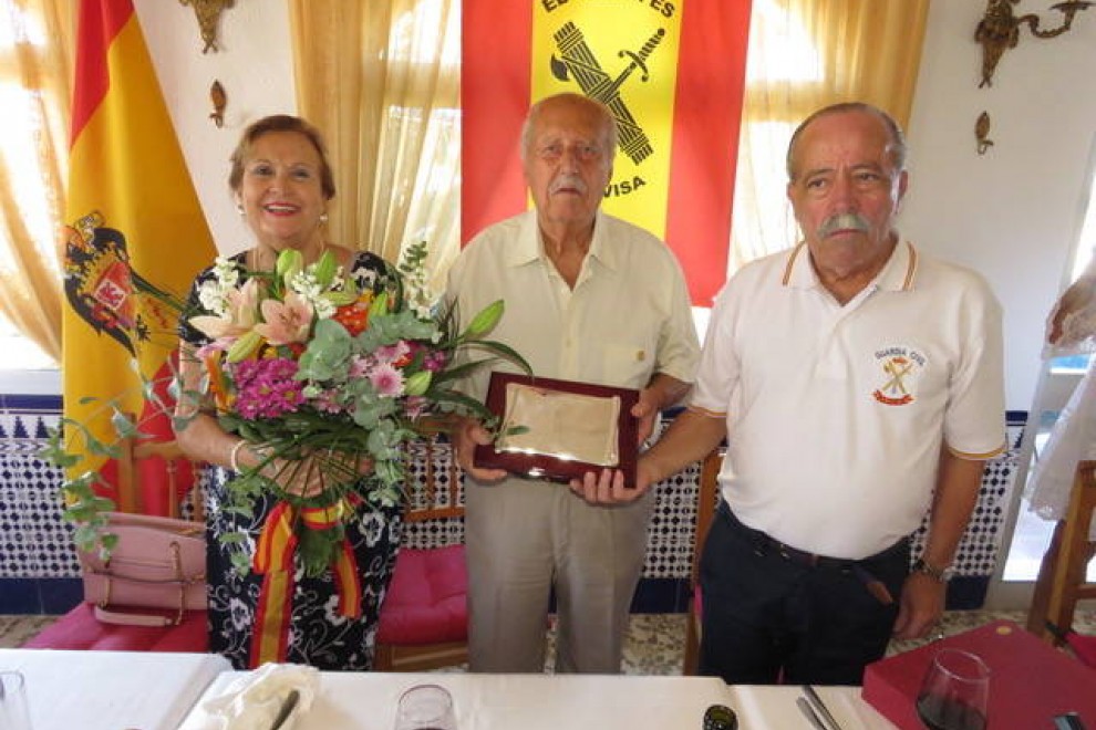 Carmen Diez junto a su marido, el golpista Antonio Tejero, durante un homenaje organizado por Fuerza Nueva Andalucía en septiembre de 2019. — PÚBLICO