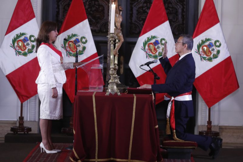 La presidenta de Perú, Dina Boluarte, toma juramento a su primer ministro, Pedro Miguel Ángulo Arana, durante una ceremonia en el Palacio de Gobierno de Lima (Perú). La presidenta de Perú, Dina Boluarte, toma juramento a su primer ministro, Pedro Miguel Ángulo Arana, durante una ceremonia en el Palacio de Gobierno de Lima (Perú). — Paolo Aguilar / EFE