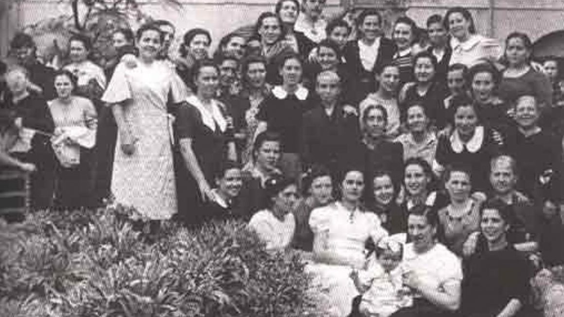 Grupo de presas en la prisión de mujeres de Palma (septiembre, 1941). Matilde Landa está situada en la fila superior -es la cuarta por la derecha, debajo de la columna- Libro 'Matilde Landa. De la Institución Libre de Enseñanza a las prisiones franquistas'