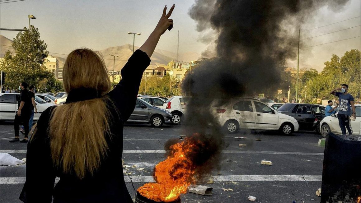 Una mujer protesta en Teherán, Irán, este octubre. AP Photo
