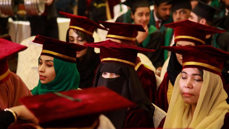 Estudiantes afganas en su ceremonia de graduación en la Universidad Bakhtar en Kabul, en diciembre de 2021. Foto: EFE