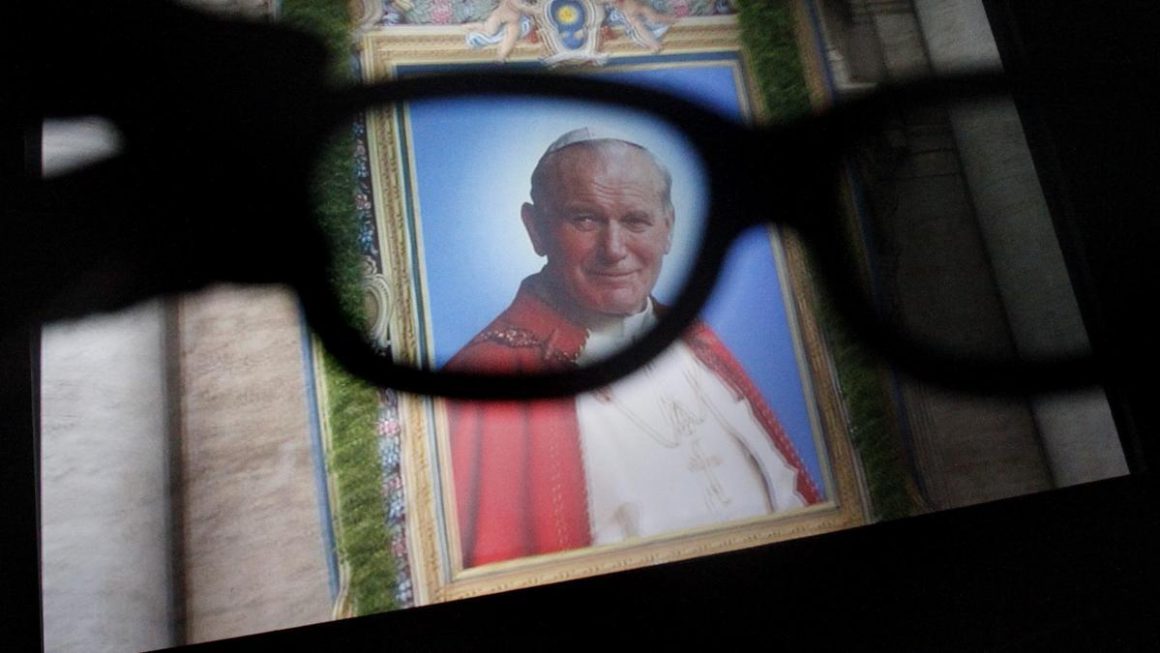 Transmisión en 3D de la canonización de Juan Pablo II. Foto: Archivo EFE / Christian Escobar Mora
