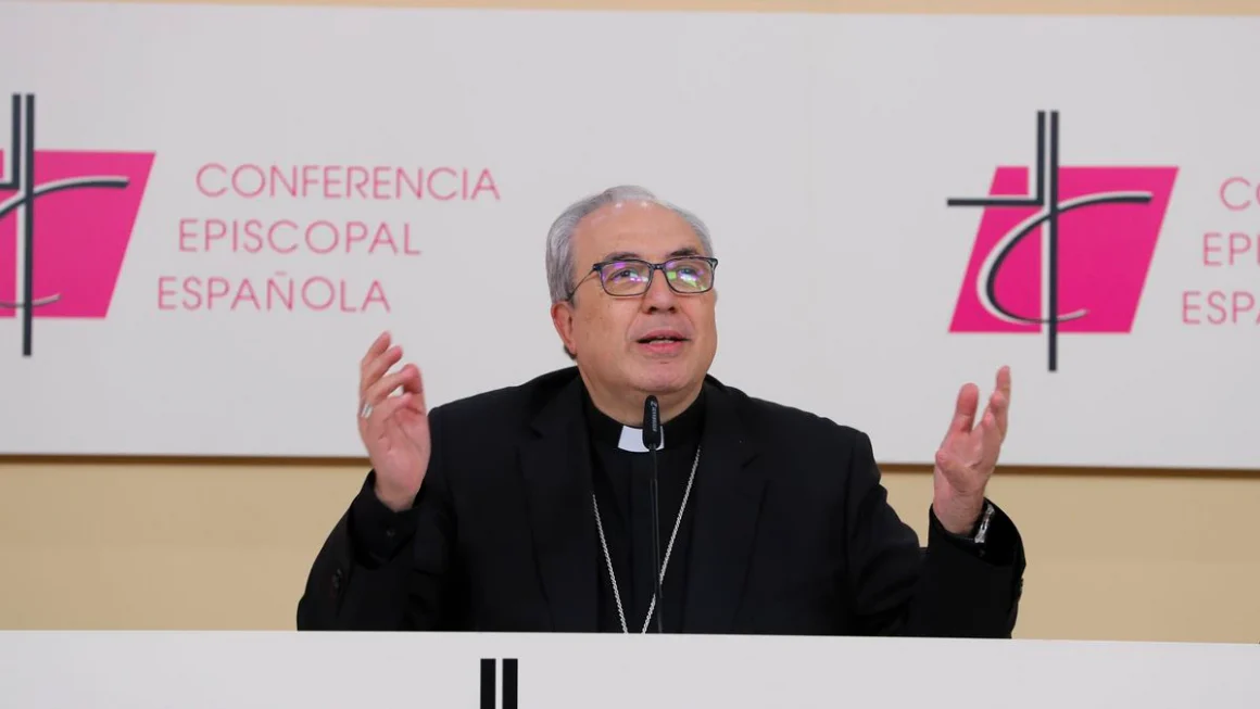 El secretario general de la Conferencia Episcopal Española, César García Magán, durante una rueda de prensa este noviembre en Madrid.Foto: LUIS MILLÁN
