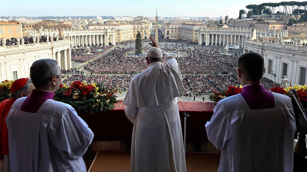 El papa Francisco da la bendición desde el balcón de la basílica de San Pedro, el día de Navidad.HANDOUT (AFP)