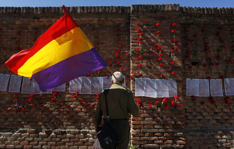 Un hombre con la bandera republicana en Madrid en un homenaje a los fusilados por el franquismo.