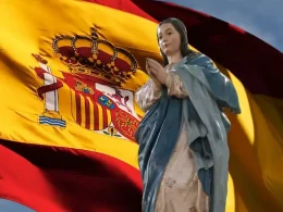 Fotomontaje de la Inmaculada Concepción con la bandera del Reino de España de fondo